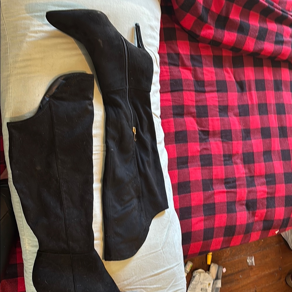Chic Black Suede Knee-High Boots